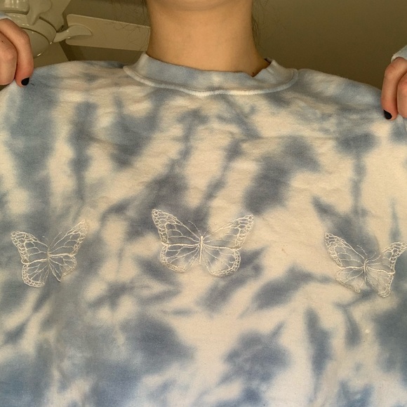 Butterfly Embroidered Crewneck - Picture 2 of 3